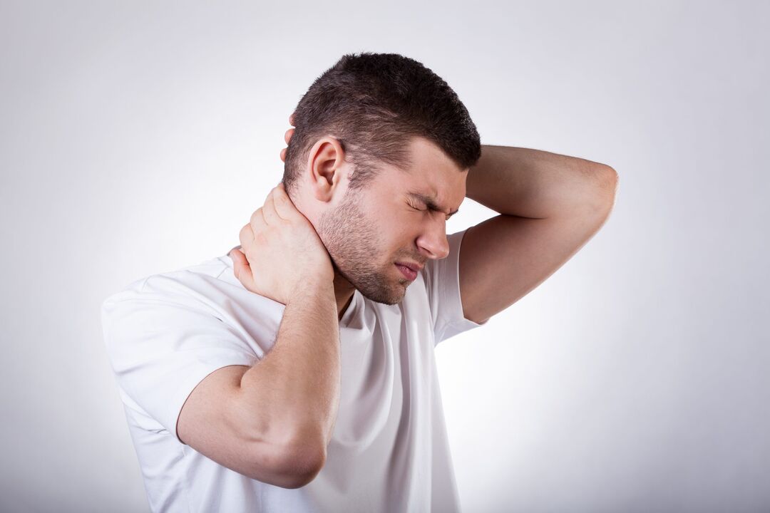 Мужчину беспокоит шейный остеохондроз, требующий комплексного лечения